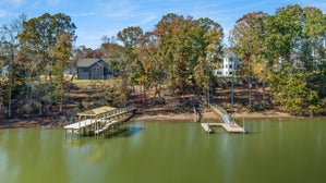 Waterfront at the Vineyards on Lake Wylie. Waterfront at The Vineyards on Lake Wylie New Homes in Charlotte, NC