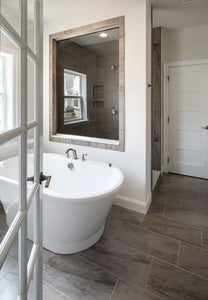 Venetian Bath. Arcadia Home with 3 Bedrooms